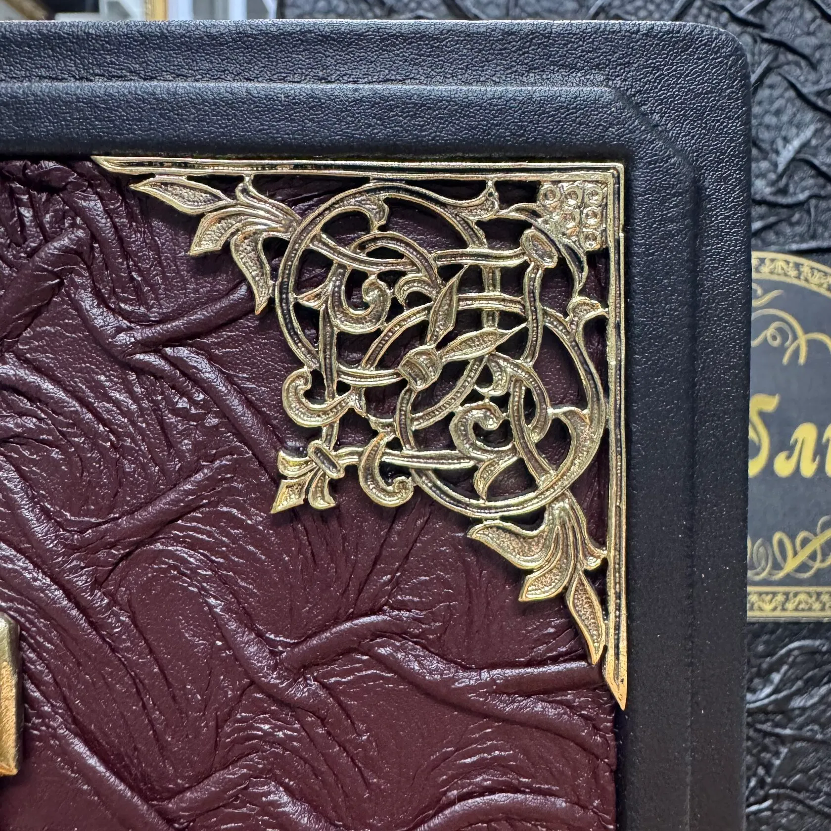 Библия с крестом в коробе